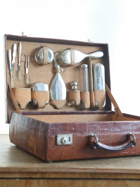 Leather gentleman's travelling vanity case c.1920